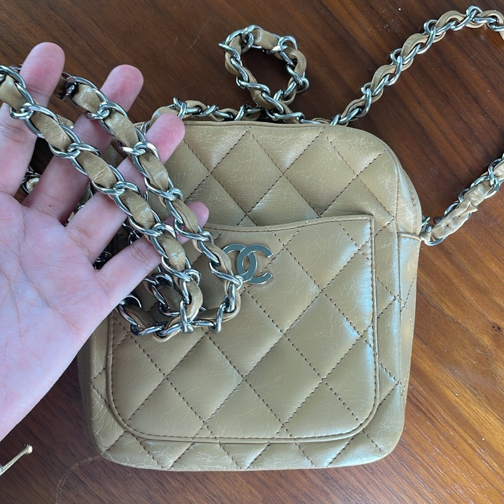 VINTAGE- CHANEL Lambskin Camera Bag - Picture 3 of 13